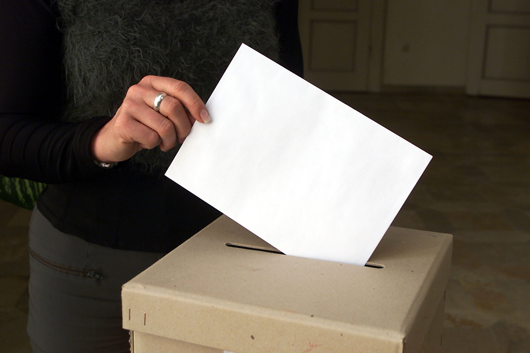 Wahlurne mit Wahlzettel