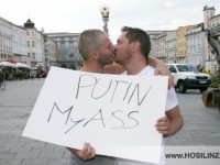 Kiss-In am Linzer Hauptplatz gegen Homophobie